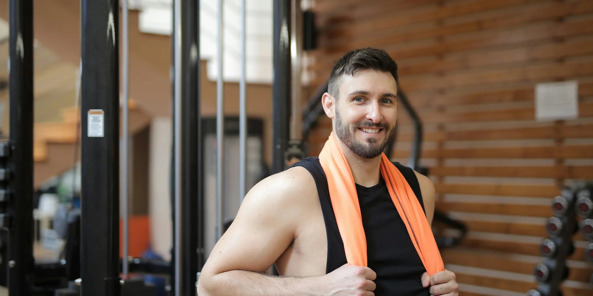 Mann mit Haarsystem im Fitnessstudio