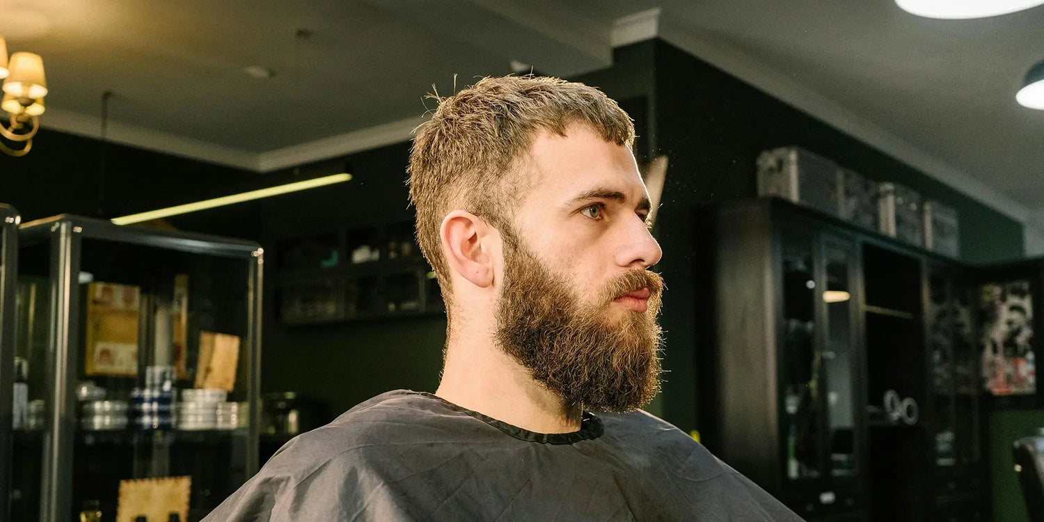 Mann mit Haarsystem beim Friseur