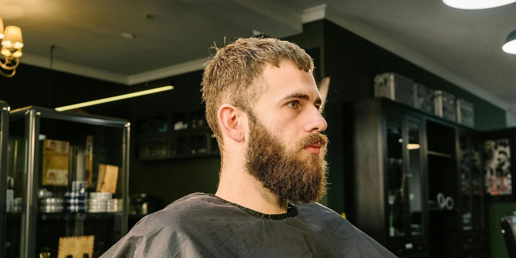 Mann mit Haarsystem beim Friseur