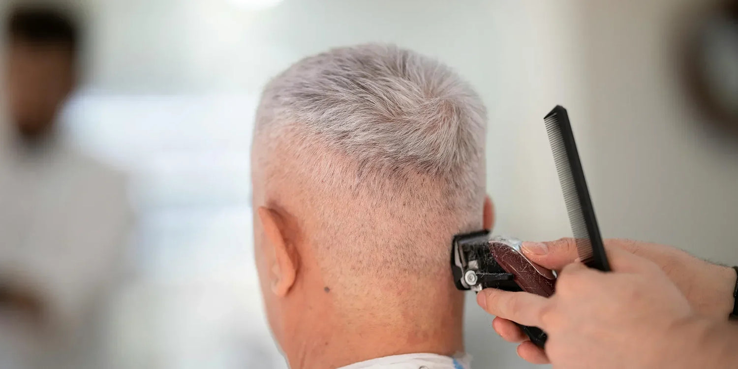 Mann beim Einschnitt eines Haarsystems