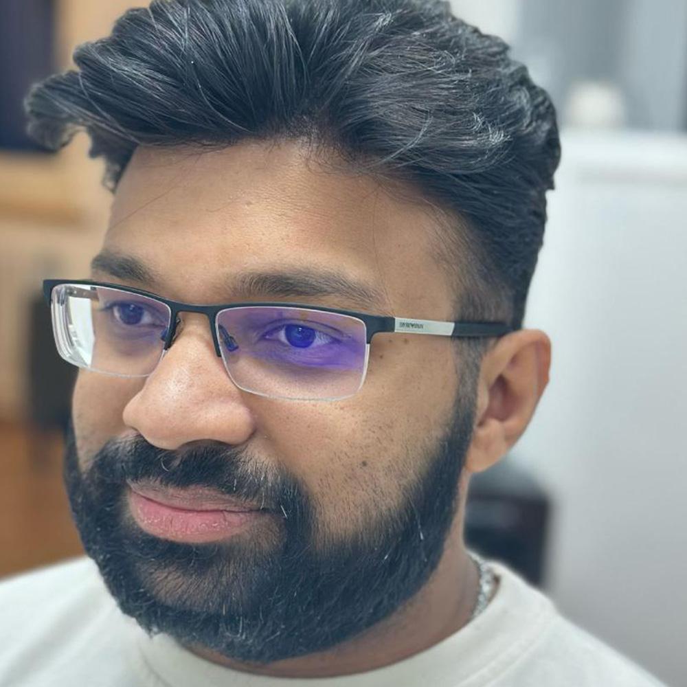 Kunde mit Haarsystem und vollem, gesundem Haar