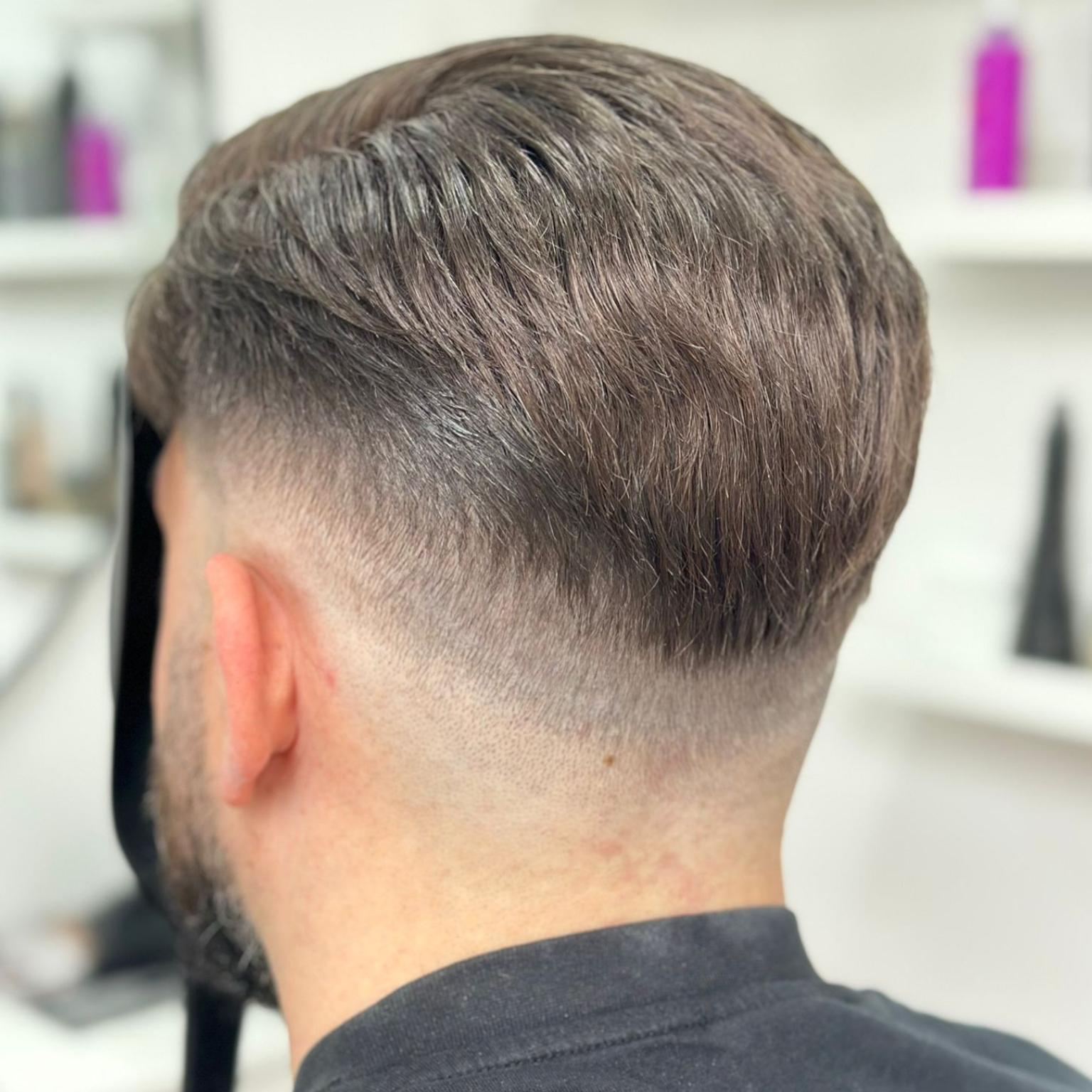 Kunde nach dem Tragen eines Haarsystems, dichter und natürlicher Look
