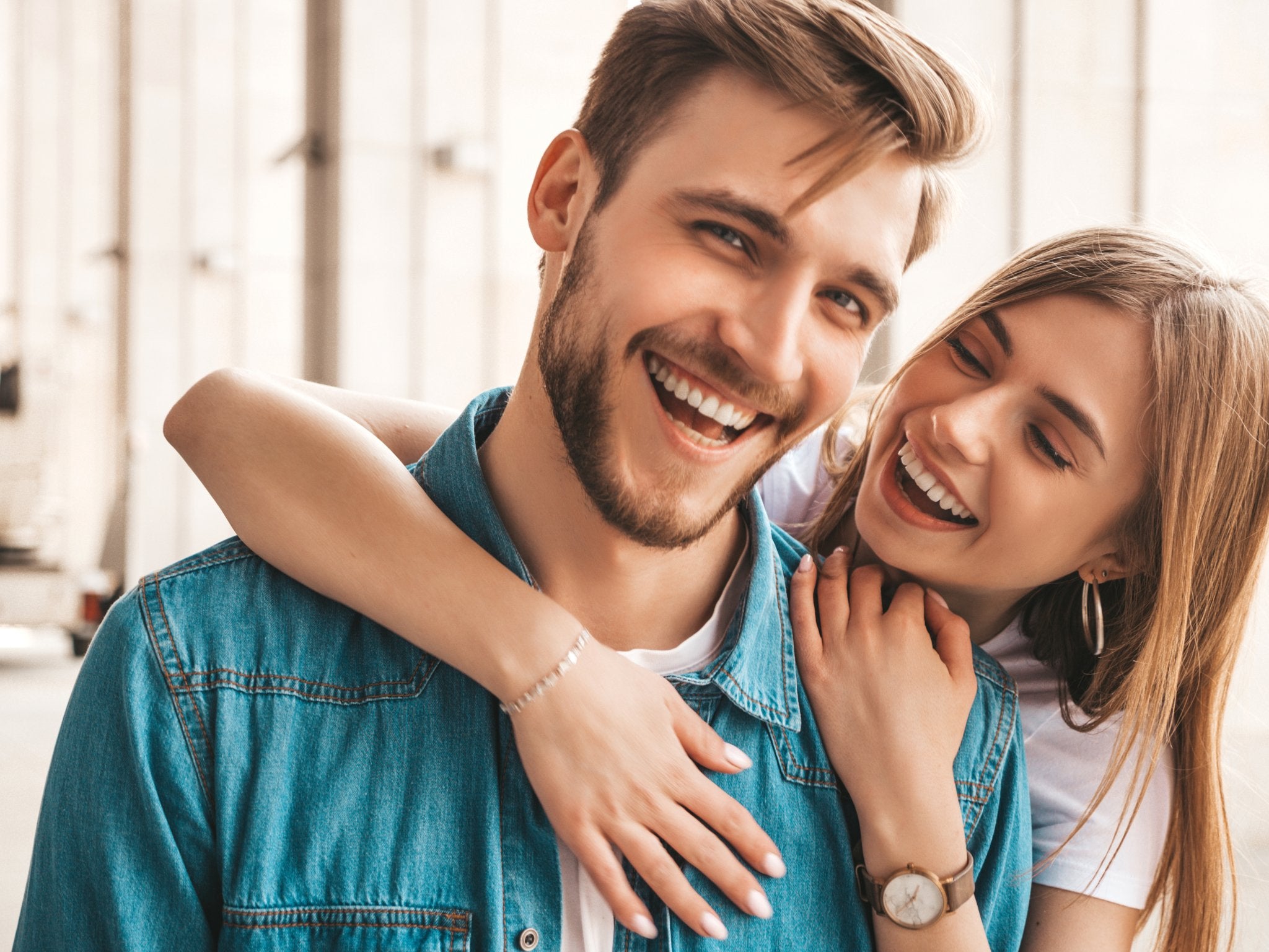 Mann mit Haarsystem und Freundin