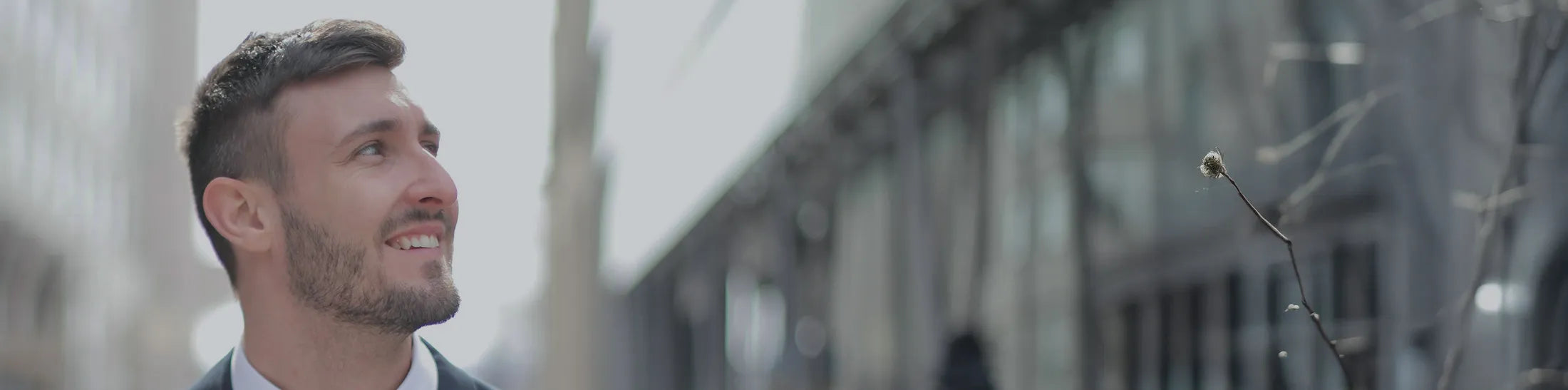 Mann in der Stadt mit Haarsystem