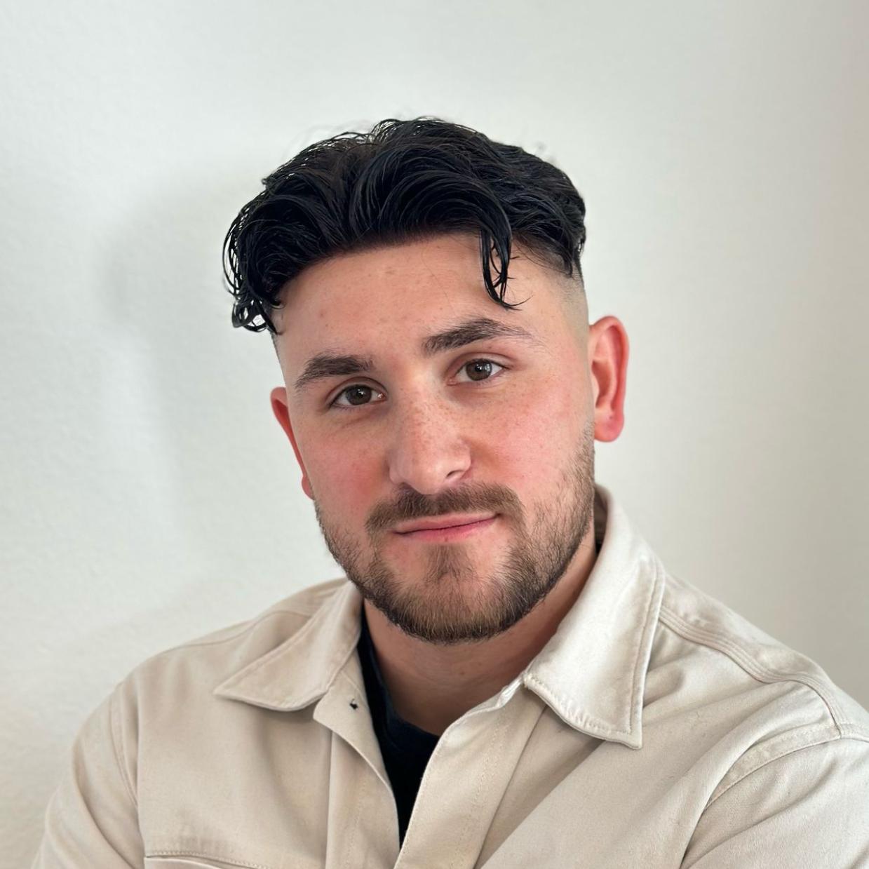 Kunde von Divine Hairsystems nach Haarsystem-Anpassung mit dichtem, natürlichem Haar