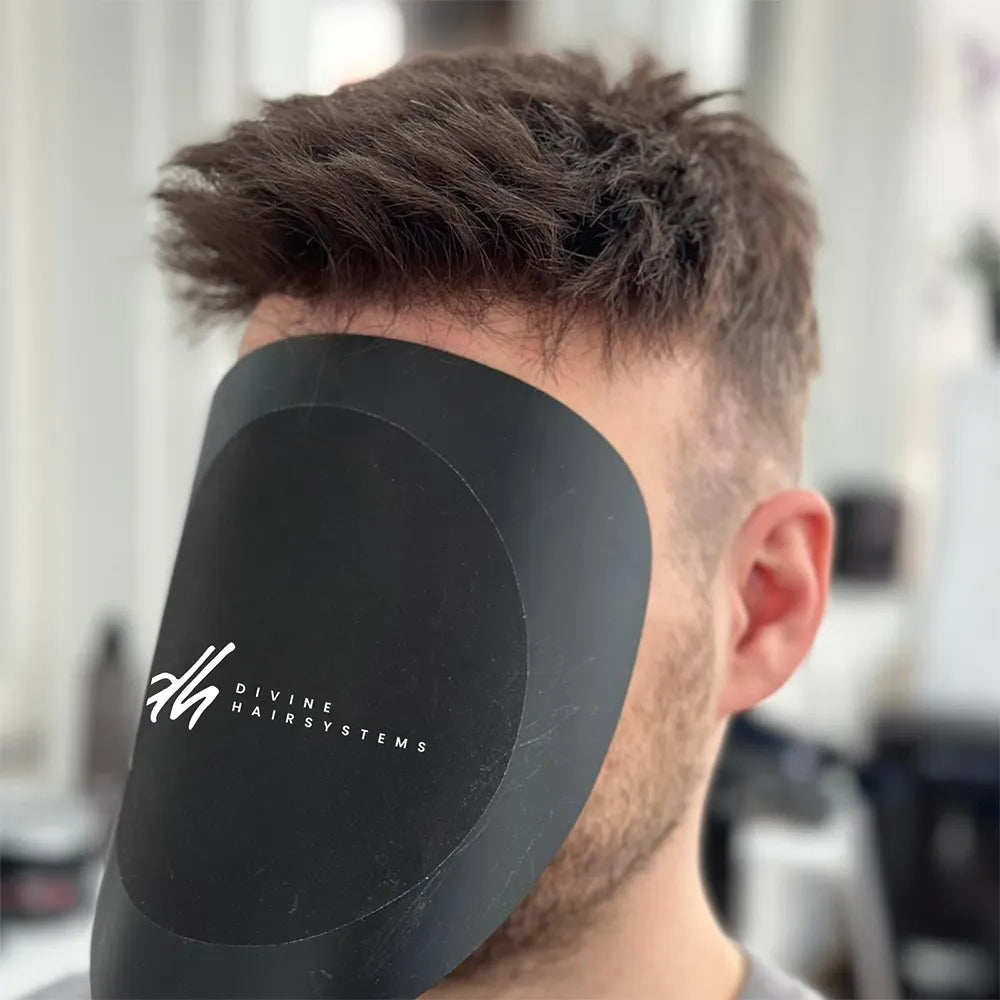 Mann nach Haarsystem-Anpassung, volles Haar und natürlicher Haaransatz