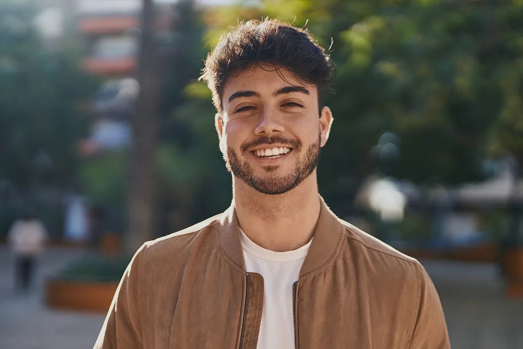 glücklicher Kunde mit Haarsystem von Divine Hairsystems