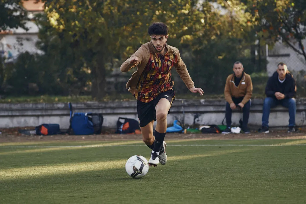 Mann macht Sport mit Haarsystem von Divine Hairsystems