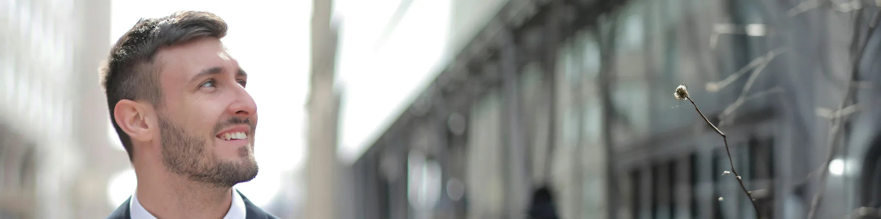 Glücklicher Mann mit Haarsystem von Divine Hairsystems