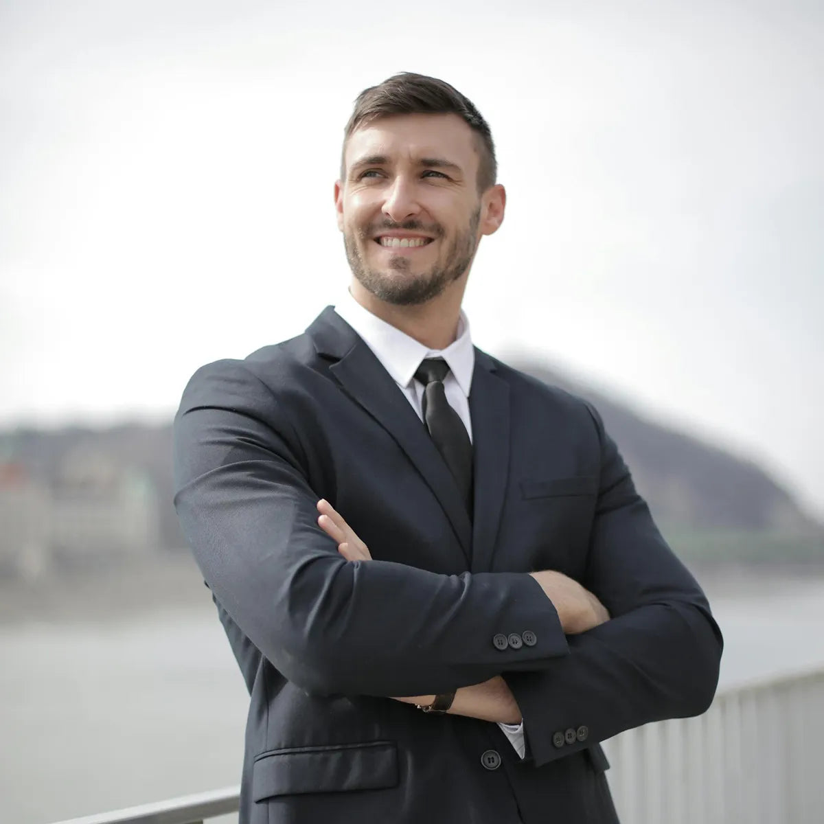 mann mit haarsystem und anzug