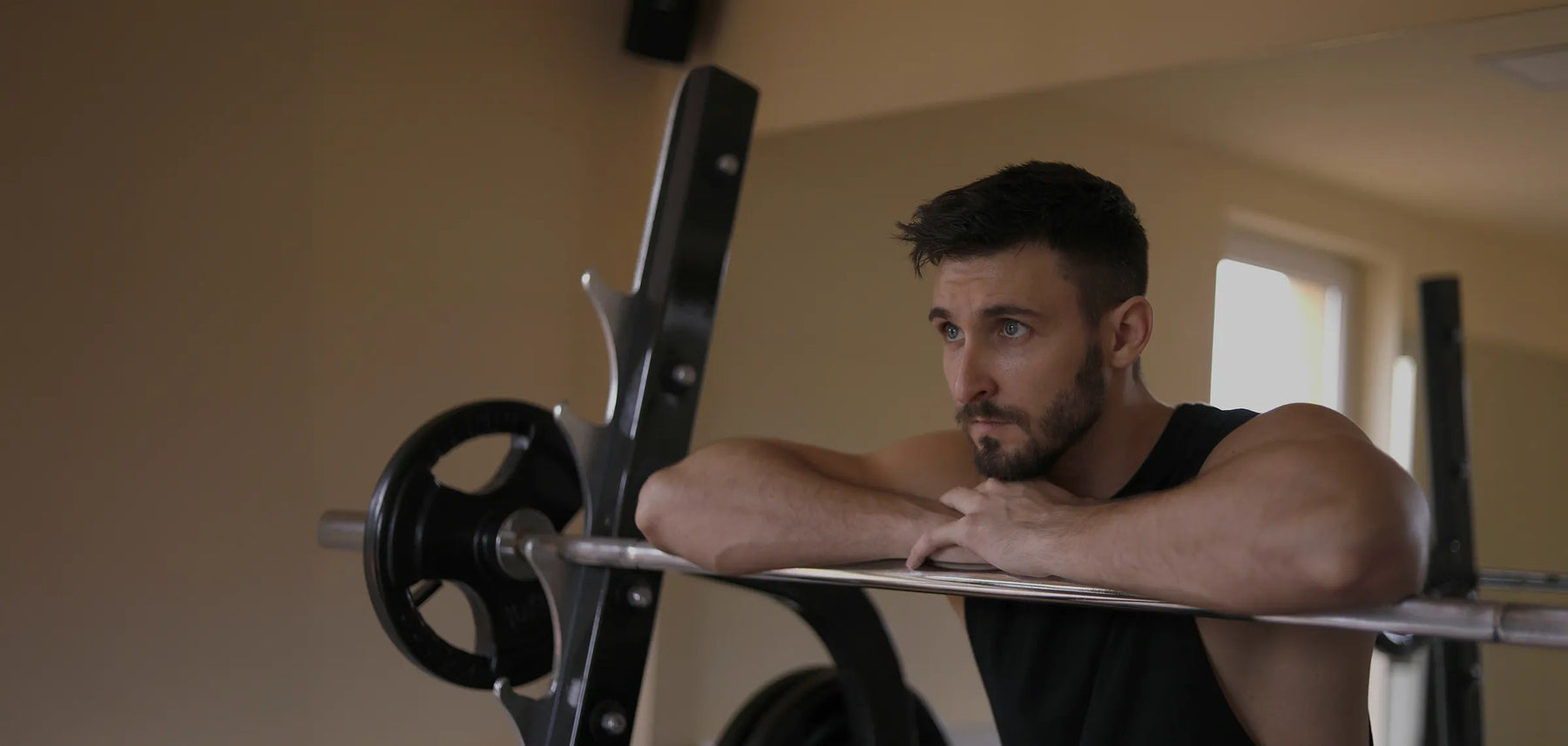 Mann mit Haarsystem im Gym