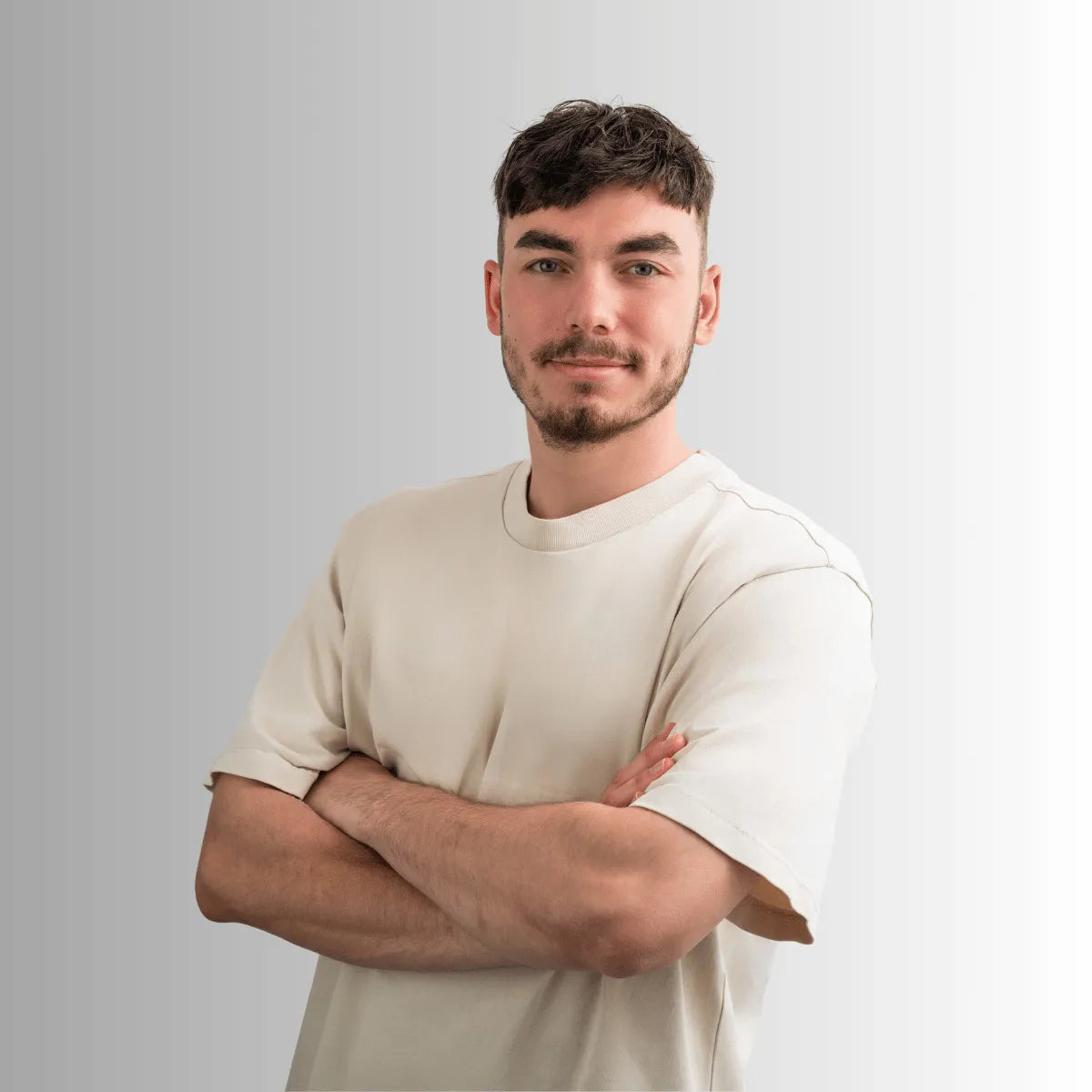 Kunde nach dem Anbringen eines Haarsystems mit vollem, natürlichem Haar